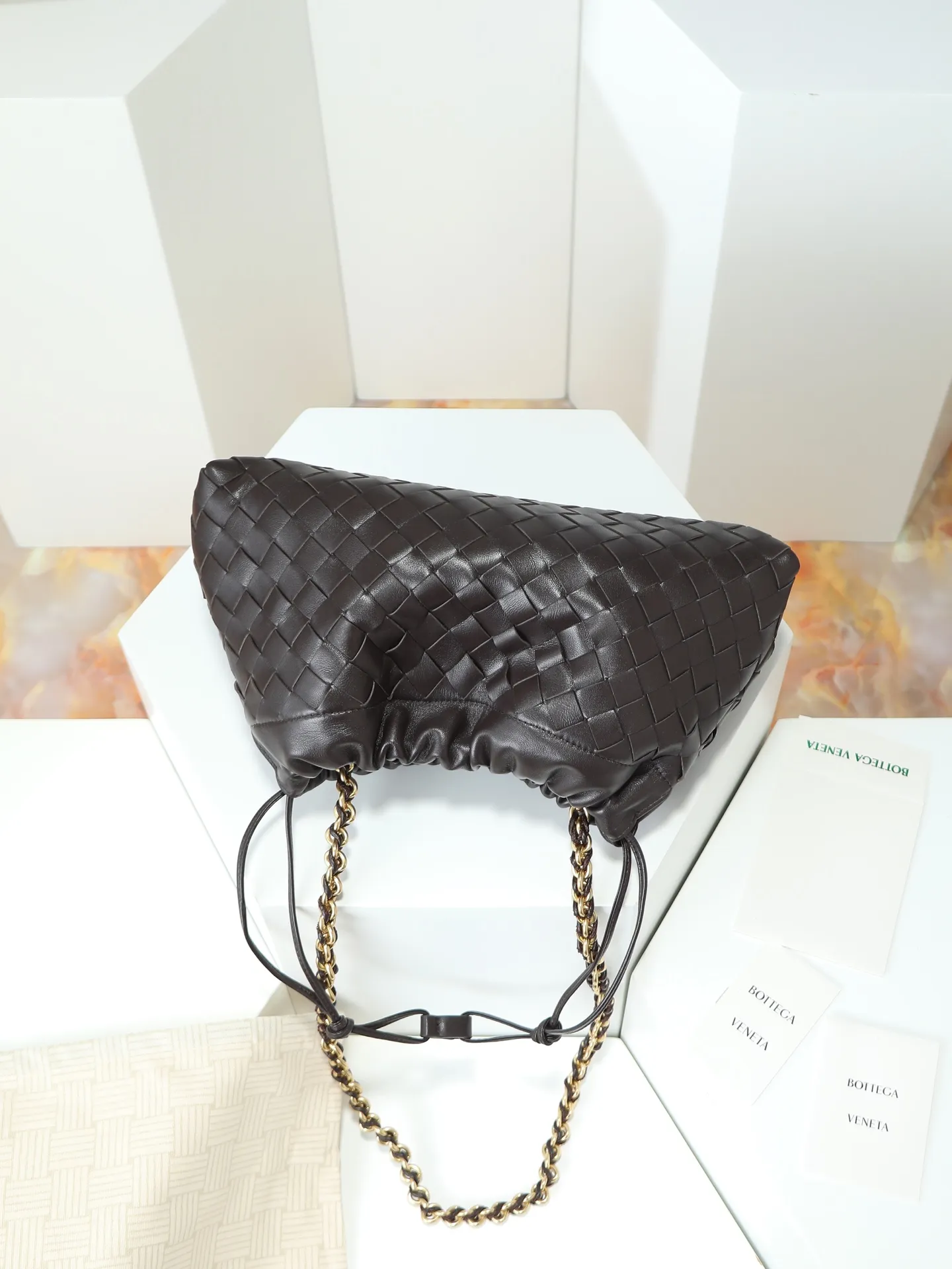 p1600. BOTTEGA VENETA 2025 new women's Dustbag Notte clutch. Dustbag, which has been very popular since its launch, has a chain clause! ! The hand-carrying method is reminiscent of the classic bag type Pouch , light and elegant, the retained drawstring design can be used as a bag, and the chain is longer, which is very suitable for sisters who like to carry their hands cross-body with their hands free. No matter which way you carry it, you can change the way you carry it according to the occasion and your mood of the day, which can make the overall outfit more fashionable🪄🪄The body of the bag has also been widened. It is the rainy season and the weather is hot, so it can easily accommodate small umbrellas and water bottles. The interior is made of nylon, which is light and comfortable to carry, and is very suitable for summer use. Style number: 839394 Size: 33*19*8cm